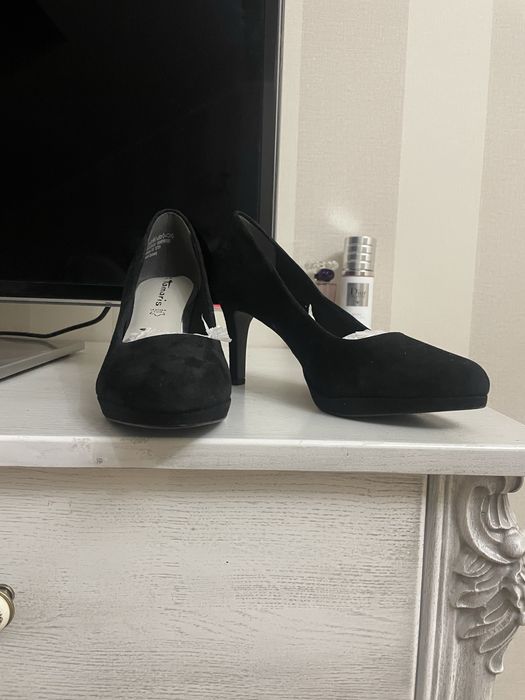 Нові туфлі натуральний замш