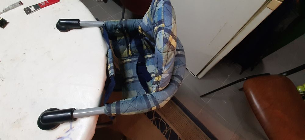 Cadeirinha de bebé para encaixar na mesa