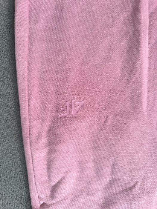 Stan bdb. Spodnie dresowe 4F r.146