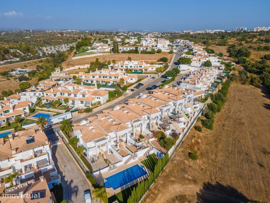 Moradia T2+2, inserida num condomínio fechado com piscina, em Albufeir