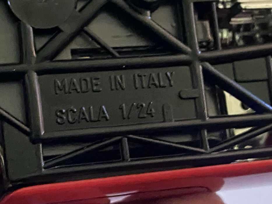 Ferrari 250 LM – Burago 1/24 (Made in Italy) – Excelente Estado