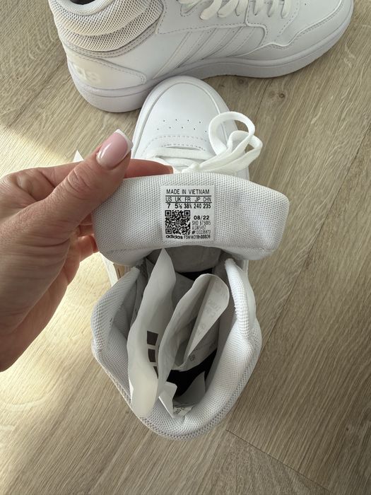 Нові кросівки білі жіночі оригінал adidas hoops