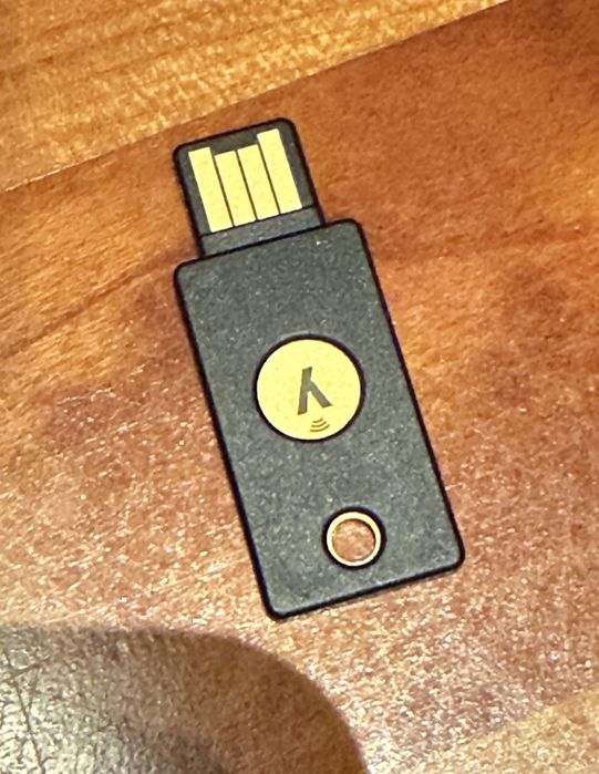 Yubikey 5 NFC | Yubico protege suas contas online de hackers