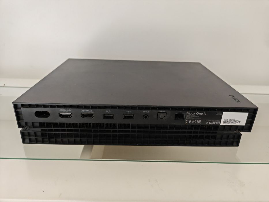 Xbox One X 1TB + Controller