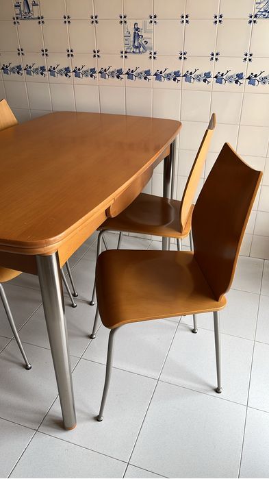Mesa com 4 cadeiras