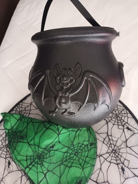 Balde e chapéu de bruxa