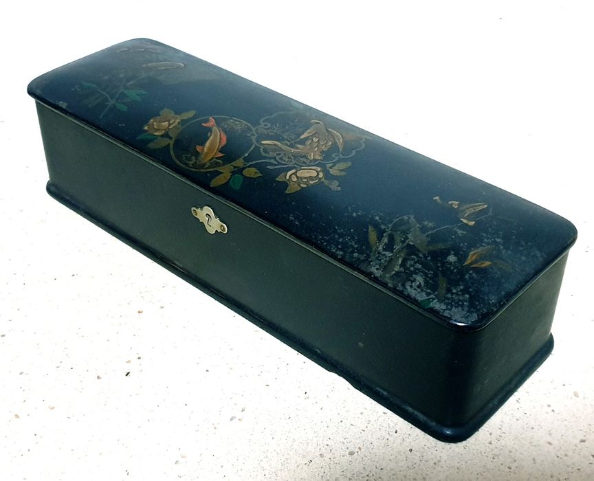 Very beautiful antique Asian box made of lacquered and hand-painted sandalwood