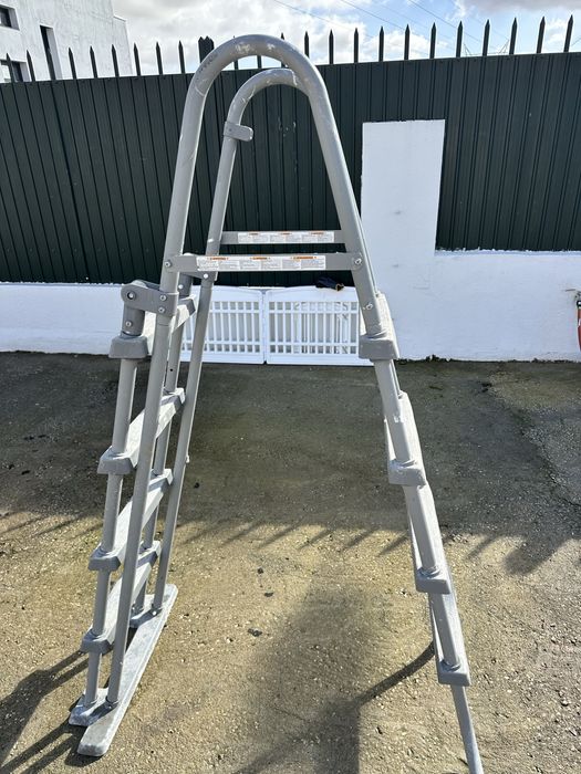 Escada dupla , piscina, andaime, pode de arvores