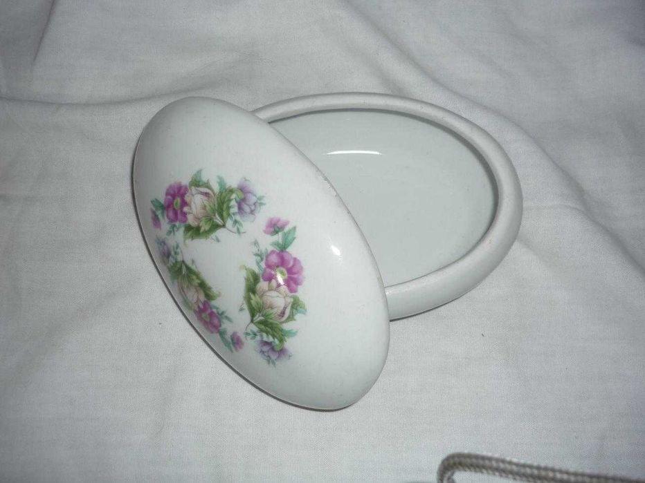 Caixa oval em porcelana antiga