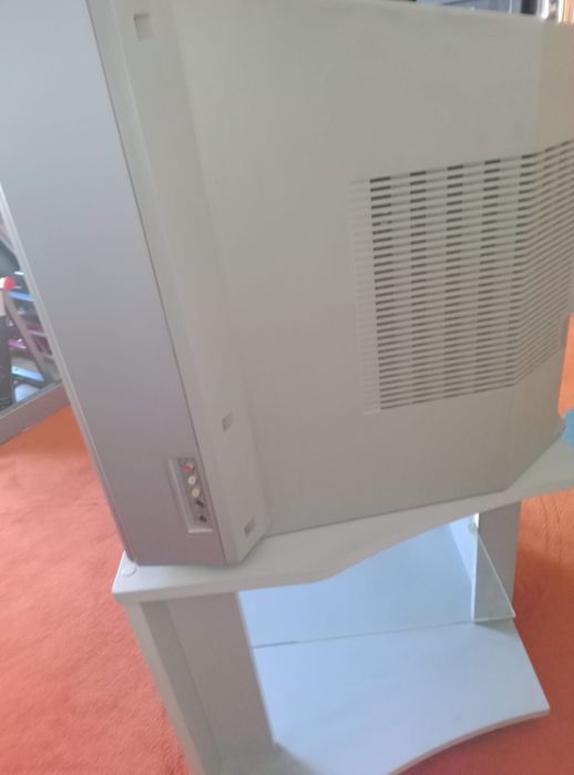 Televisão  com móvel, usada mas a funcionar  bem.