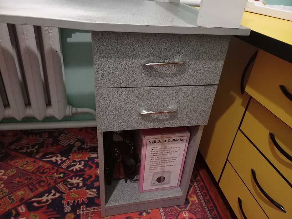 Продам два стола компьюторный  ,маникюрный