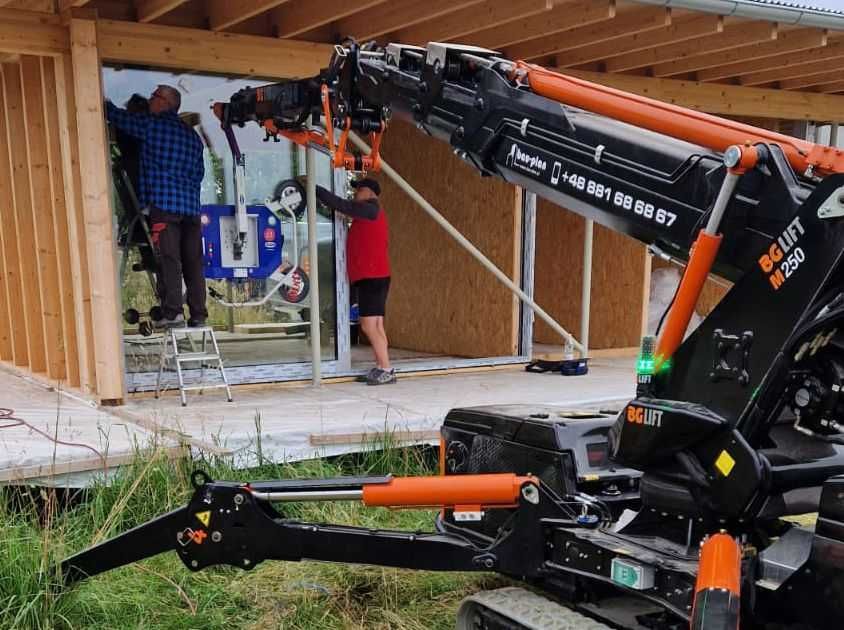 Wynajem mini żurawia BG LiftM250 z operatorem Szczecin Stargard Police