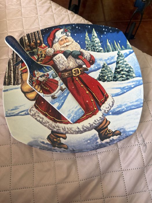 Prato e faca de cortar bolo do Natal