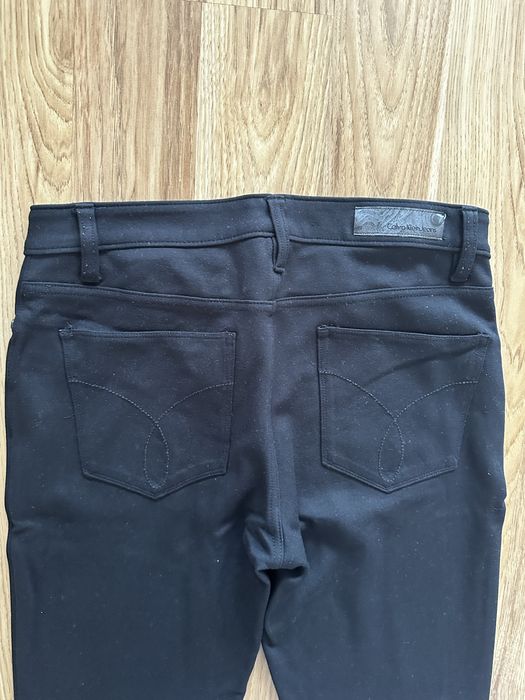 Czarne elastyczne spodnie rurki Calvin Klein S 36