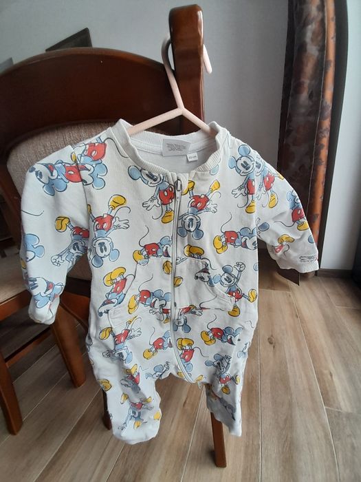 Zestaw dwóch kombinezonów dresowych na zamek. Rozmiar 62