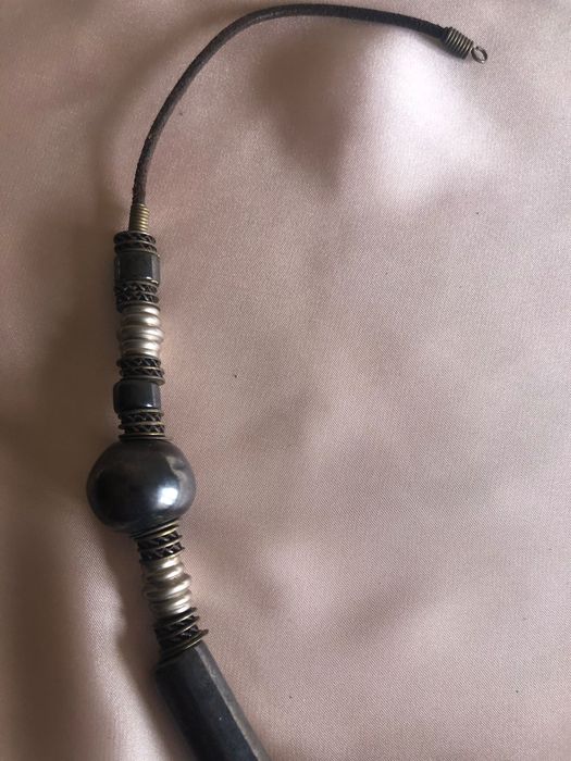 Colar que mistura couro e outros materiais