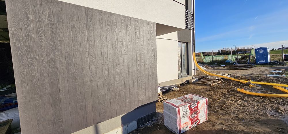 Domki jednorodzinne Klejenie styropianu, Tynk mozaikowy .