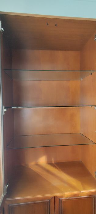 Vendo cristaleira em madeira com portas de vidro