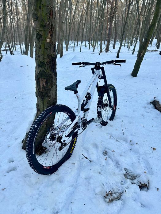 Custom Commencal Furious Pure white Rock Shox, Chromag