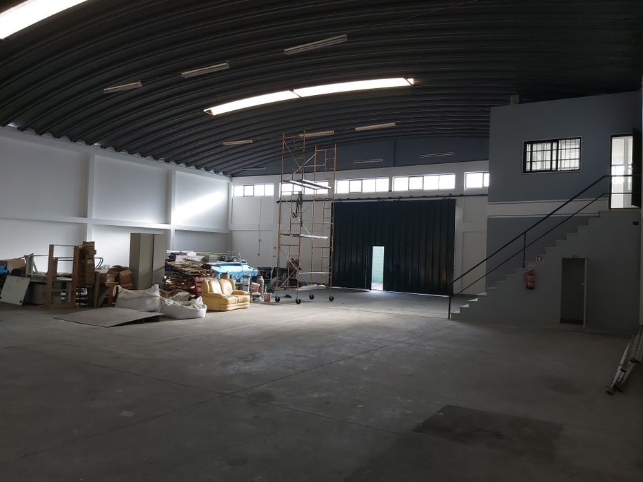 Armazém amplo  bons acessos 575m