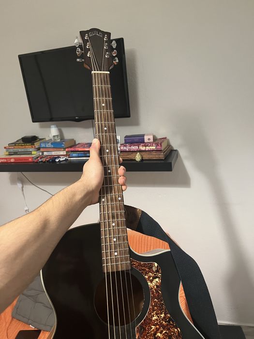 Violao guild OM 240 CE com cutaway e fundo arqueado + amplificador