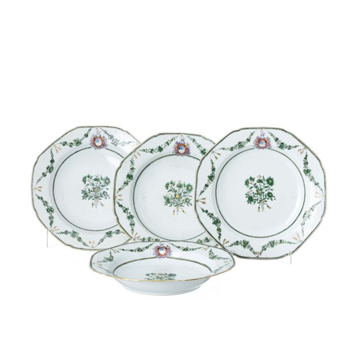 Porcelana oriental - Quatro pratos sopeiros brasonados - Qianlong