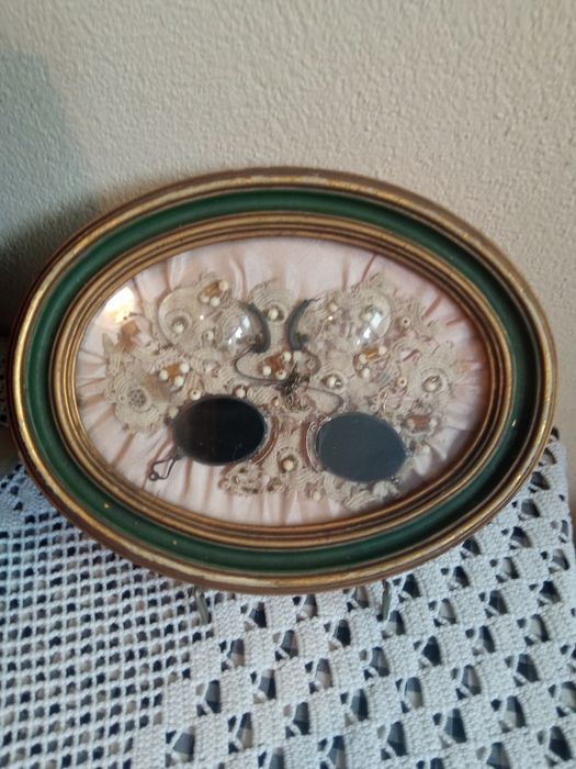 Quadro com  lunetas do tempo dos nossos avós