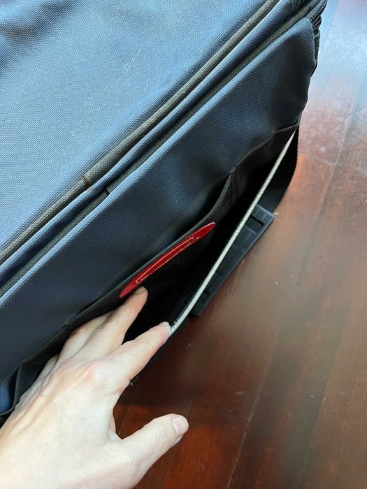 Mala ferramentas semi-rígida Rubbermaid para transporte e organização de material.