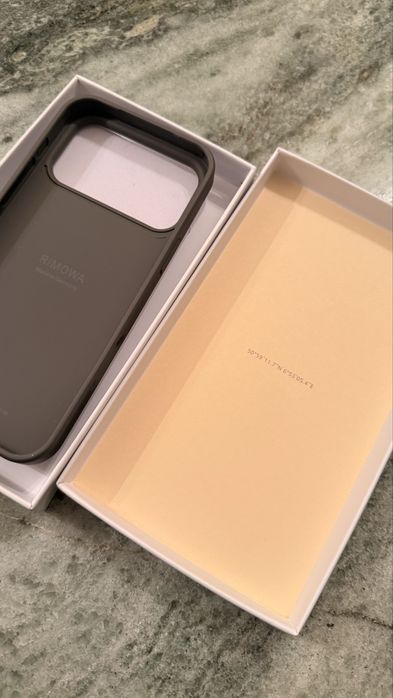 Capa RIMOWA – iPhone 17 Pro Max – Preta – Nova