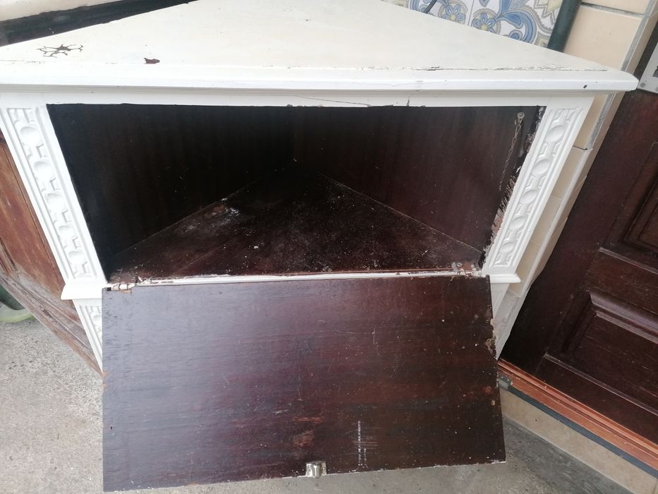 Móvel antigo de canto