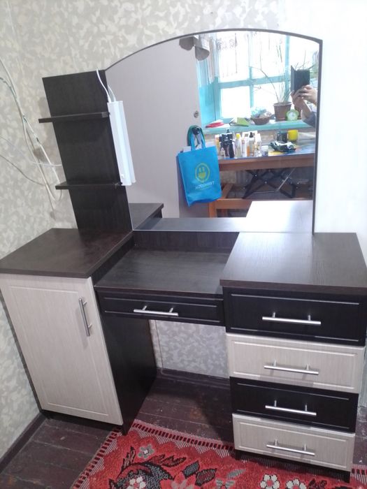 Продам туалетный столик