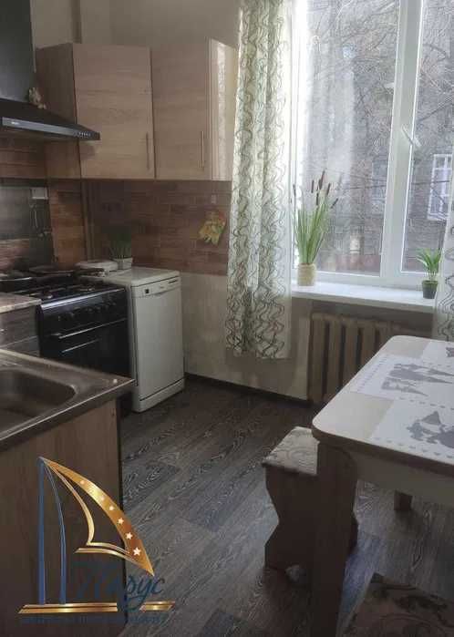 Продам 2 ком полнометражную квартиру ул. Независимой Украины 2/4