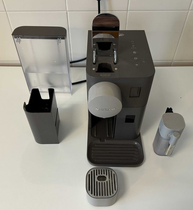 Máquina Café NESPRESSO Delonghi Lattissima ONE