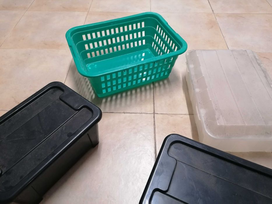 Caixas, cesto e saco, tudo por  5€
