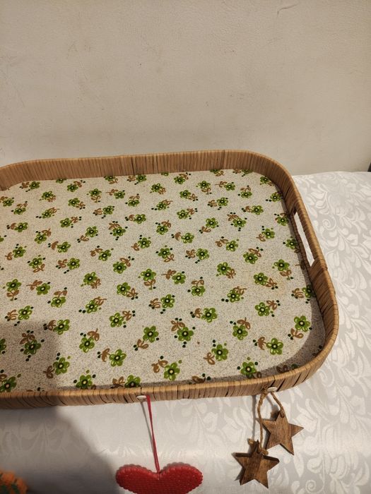 Piękna stara rattanowa taca