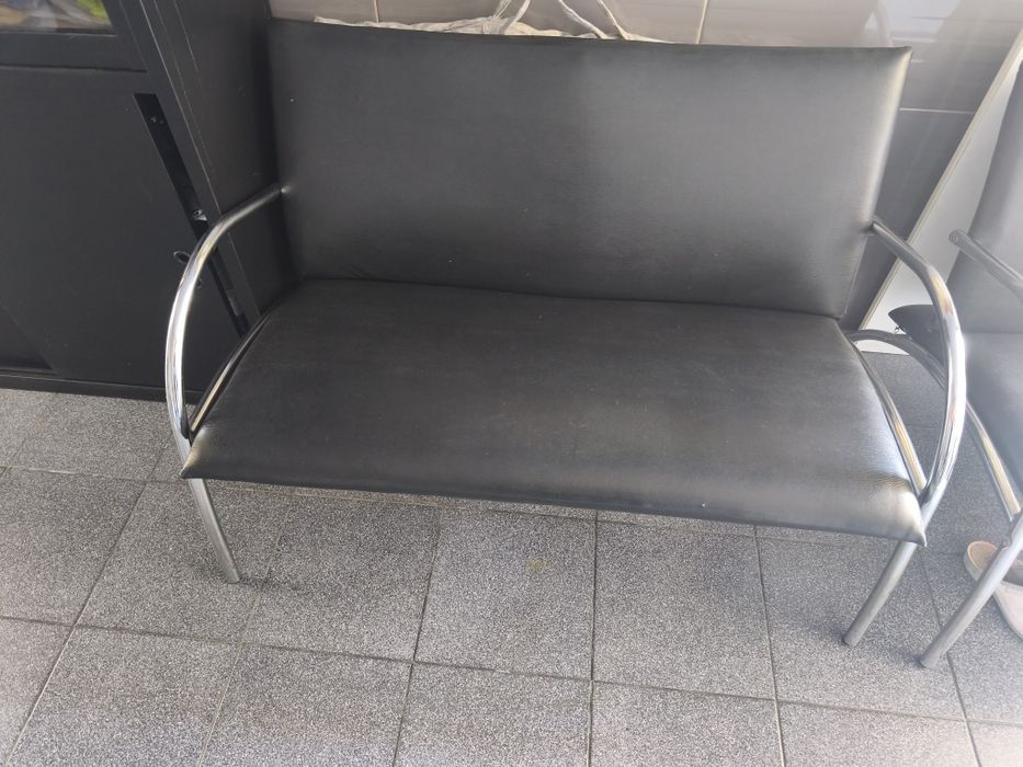 Vendo Sofá  em bom estado cor preta com cromado nos braços
