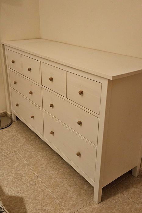 Cómoda IKEA Hemnes com puxadores da Zara Home