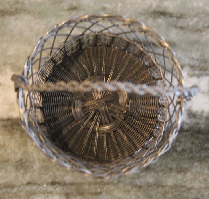 Cesto de arame prateado vintage, anos 60, lindo para decoração.