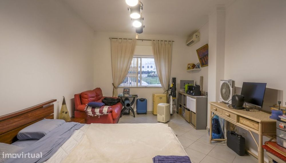Amplo apartamento T3, com terraço, à venda em Quarteira, Algarve