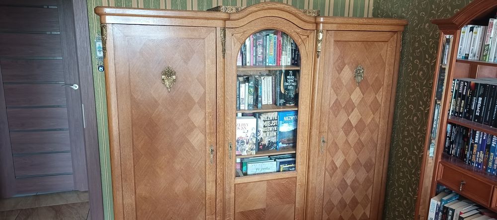 Biblioteka dąb w idealnym stanie