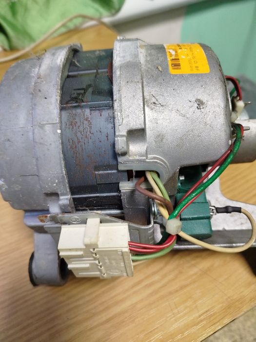 Мотор б/у на стиральную машину Ariston avsl80  в идеальном состоянии !