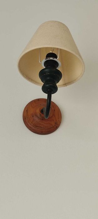 Apliques em madeira, ferro e com abajur em tecido