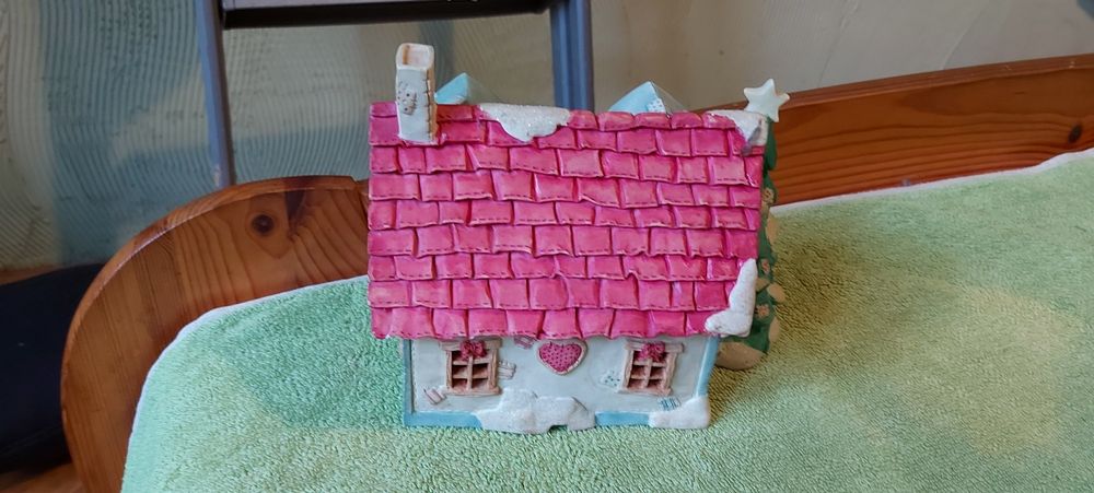Ceramiczny porcelanowy domek plus figurki