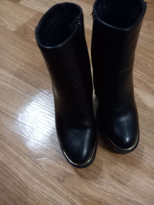 Продам жіночі ботильйони (сапожки) на тракторній підошві