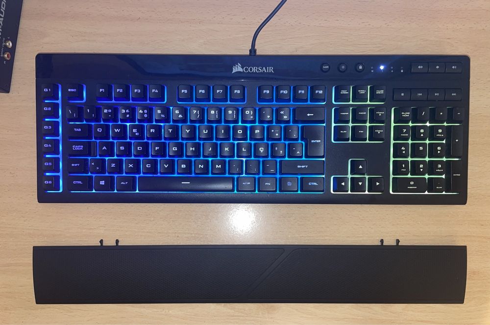 Teclado Corsair Gaming K55 RGB - PT + oferta Tapete de Rato Corsair