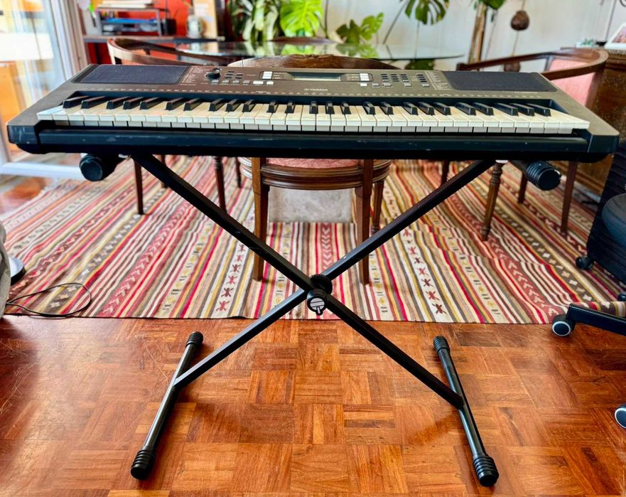 Teclado Yamaha PSR-E363 + suporte