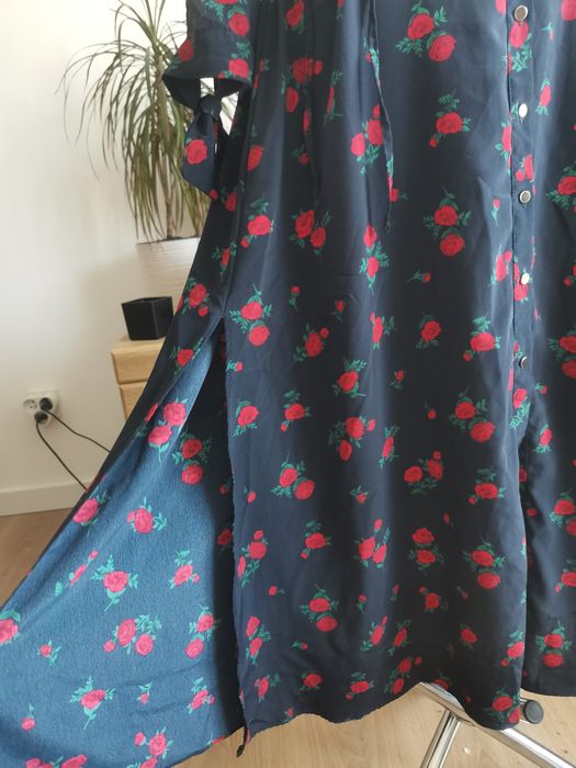 Granatowa midi sukienka w kwiaty River Island