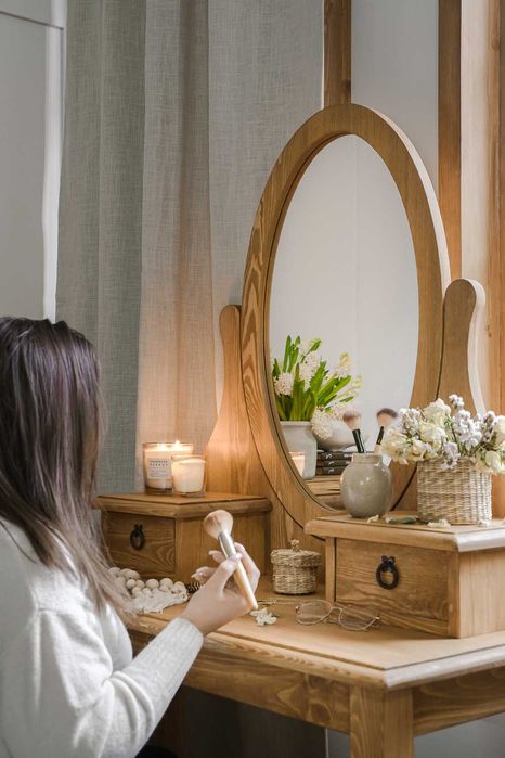 sosnowa toaletka do sypialni w stylu prowansalskim