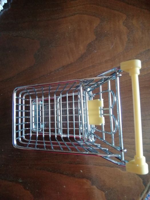 Miniatura carrinho de compras de supermercado.