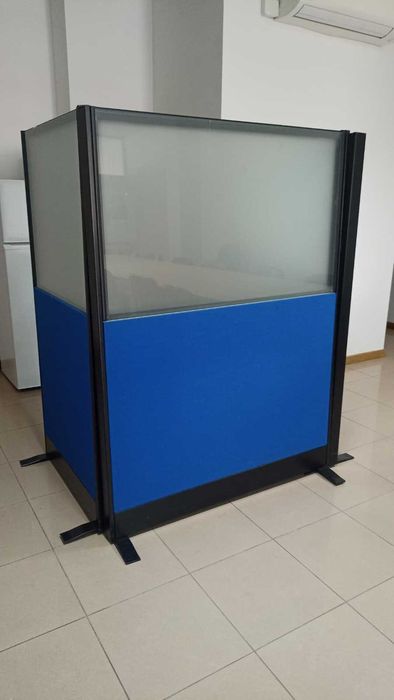Painel divisório em vidro e metal
